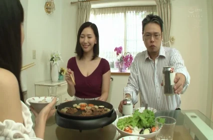 Má kế đáng thương bị cô con gái gài bẫy cho đám bạn học tham gia vào phim sex tập thể nhật